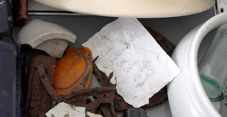 Kathleen Jahn, Nordalb, Installationsdetail, Fundstücke, Artefakte, 2022